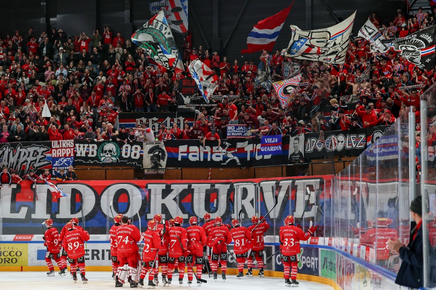 Die Rapperswil Spieler lassen sich von der Lidokurve feiern waehrend der Meisterschaftspartie der National League zwischen den SC Rapperswil Jona Lakers und dem Lausanne HC, am Samstag, den 22. Februa ...