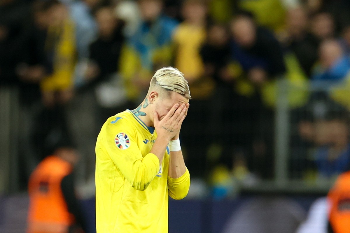 epa10986826 Ukraine's Mykhaylo Mudryk dejected after the UEFA EURO 2024 Group C qualification match between Ukraine and Italy in Leverkusen, Germany, 20 November 2023. EPA/CHRISTOPHER NEUNDORF