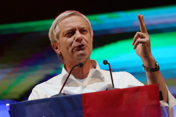 epa09590531 The Presidential candidate of the Republican Party, Jose Antonio Kast (C), participates in the campaign closing ceremony in Santiago, Chile, 18 November 2021. EPA/ELVIS GONZALEZ