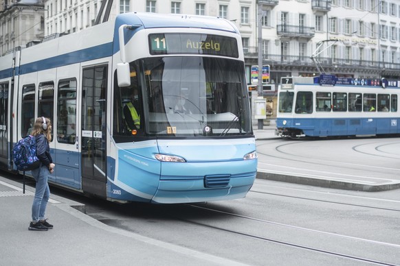 Ein Tram mit einer Maske an der Vorderseite, aufgenommen am Montag, 11. Mai 2020 in Zuerich. (KEYSTONE/Ennio Leanza)