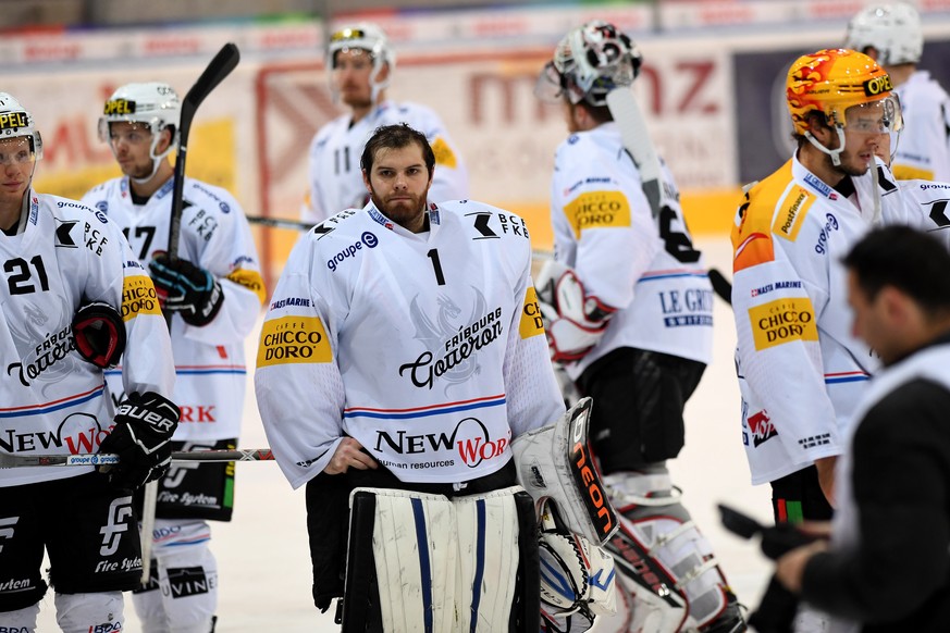 Delusion with Fribourg&#039;s goalkeeper Benjamin Conz, center, after the preliminary round game of National League A (NLA) Swiss Championship 2016/17 between HC Ambri Piotta and Fribourg-Gotteron, at ...