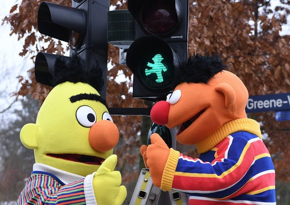Ampeln f鯝 die Sesamstraﾟe am 13.01.2026 in Hamburg Ernie und Bert werden zu Ampelm舅nchen. Die Fuﾟg舅gerampeln Nahe der Hamburger NDR Standorte bekommen ein entsprechendes Sesamstraﾟen-Makeover. Ab sofo ...