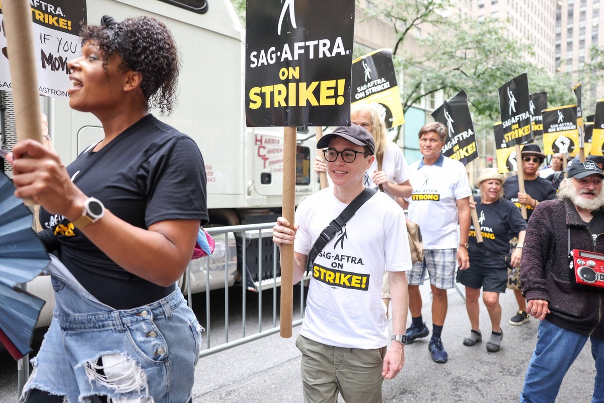August 15, 2023, New York City, NY, USA: Elliot Page is seen at the SAG-AFTRA picket line in Downtown, Manhattan on August 15, 2023 in New York City. New York City USA - ZUMAc233 20230815_zsp_c233_009 ...