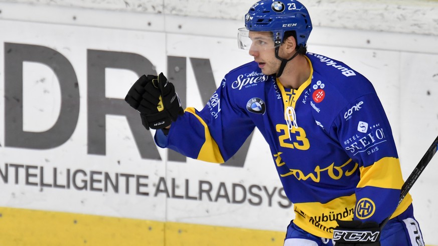 Der Davoser Samuel Walser jubelt nach seinem Treffer zur 1:0 Fuehrung, beim Eishockey Meisterschaftsspiel der National League A zwischen dem HC Davos und dem HC Genf Servette am Freitag, 30. September ...