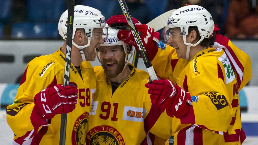 SCL Tigers Stuermer Anton Gustafsson, von links, und Nils Berger feiern mit Raphael Kuonen seinen Treffer zum 0-1 waehrend dem Eishockey-Meisterschaftsspiel der National League A zwischen dem EHC Klot ...