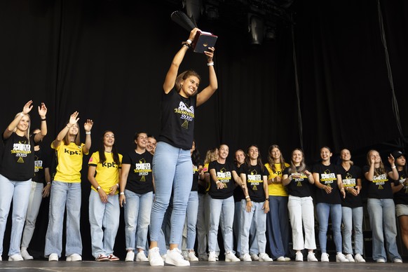 Die Kapitaenin Stephanie Waeber praesentiert den Meisterpokal, bei der Ehrung des Fussballteams der YB-Frauen zum gewonnenen Meisterinnentitel 2025, am Dienstag, 22. Juli 2025 in der EM-Fanzone auf de ...