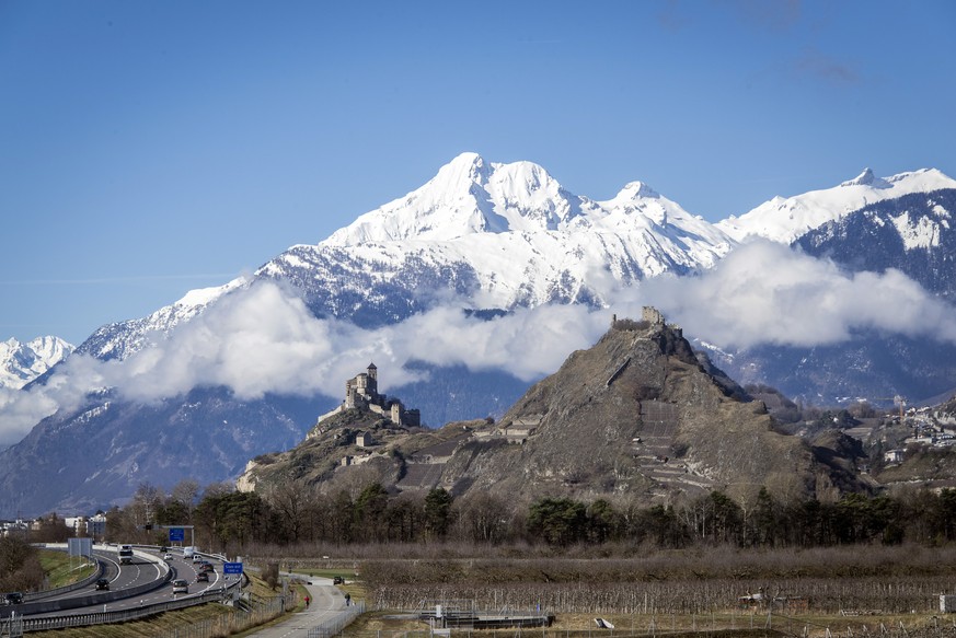 ARCHIVBILD ZUR BUNDESRAETLICHEN UNTERSTUETZUNG FUER SION 2026 --- La ville de Sion, les chateaux de Valere et Tourbillon, et les alpes valaisannes, ce vendredi 10 mars 2017. Le conseil executif de Swi ...