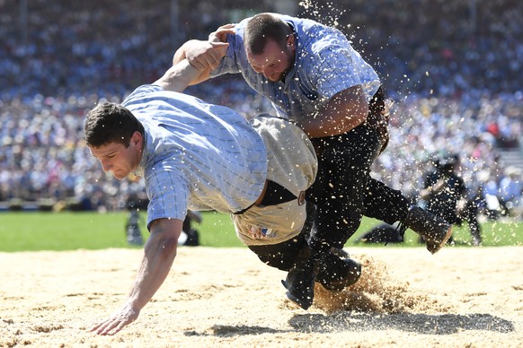 Armon Orlik, links, schwingt gegen Sven Schurtenberger, rechts, im 7. Gang am Eidgenoessischen Schwing- und Aelplerfest (ESAF) in Zug, am Sonntag, 25. August 2019. (KEYSTONE/Urs Flueeler)