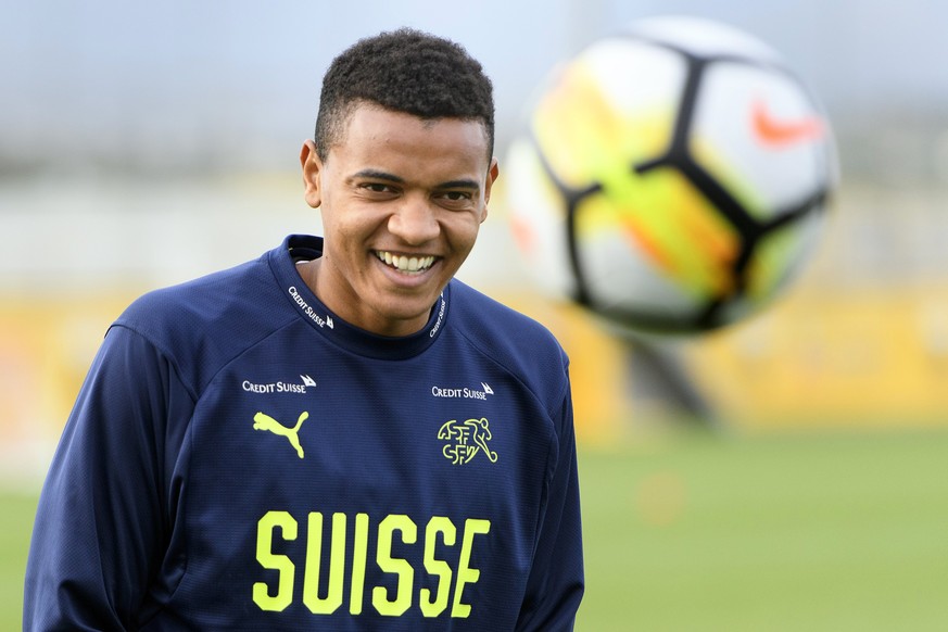 epa06618521 Swiss national soccer team player Manuel Akanji performs during his team&#039;s training session at the AEK FC training center in Athens, Greece, 21 March 2018. Switzerland will face Greec ...