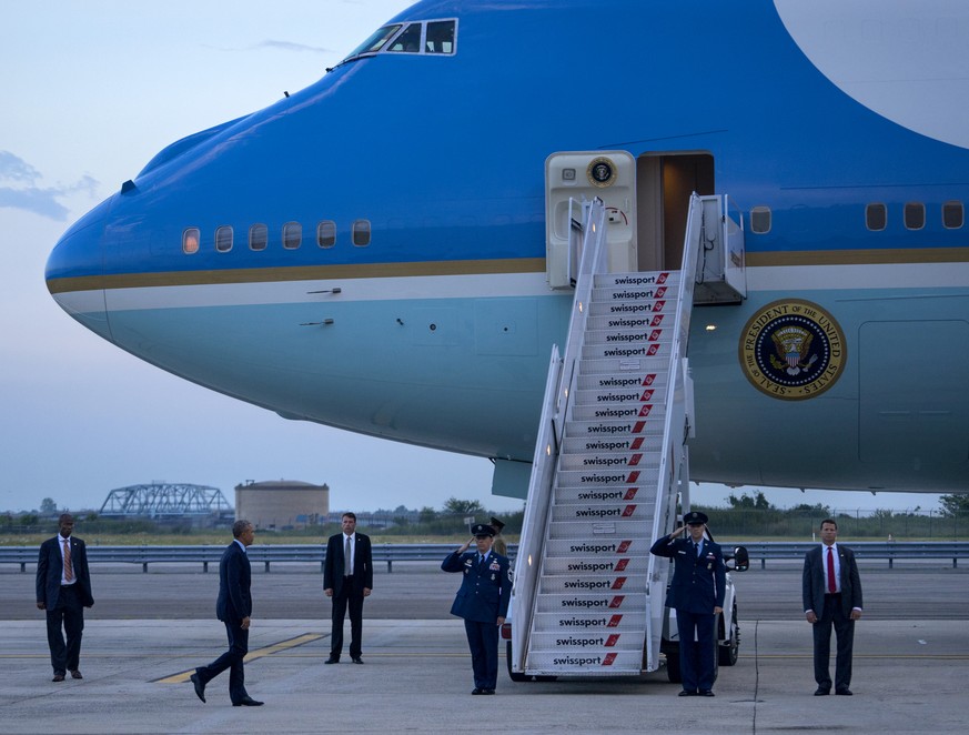 President Barack Obama, second from left, walks towards Air Force One just before departing John F. Kennedy International Airport in New York, Tuesday, July 21, 2015. (AP Photo/Craig Ruttle)