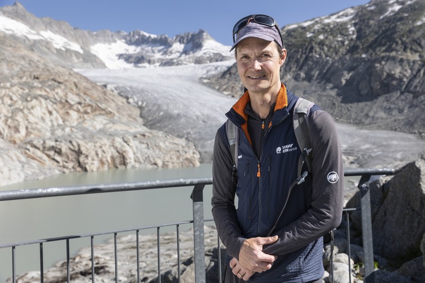 EINMALIGER GEBRAUCH: POW, Protect Our Winters Switzerland, Kampagnenstart 1400 reasons to act. Rohnegletscher. Mit Glaziologen Matthias Huss und Nicholas Bornstein von POW. Foto: Bernard van Dierendon ...