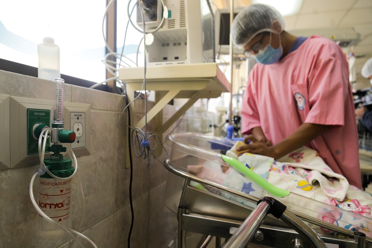 epaselect epa12982620 A hospital staff member feeds a baby connected to an oxygen tube at a hospital in La Paz, Bolivia, 21 May 2026. Major public hospitals in La Paz are rationing medical oxygen, foo ...
