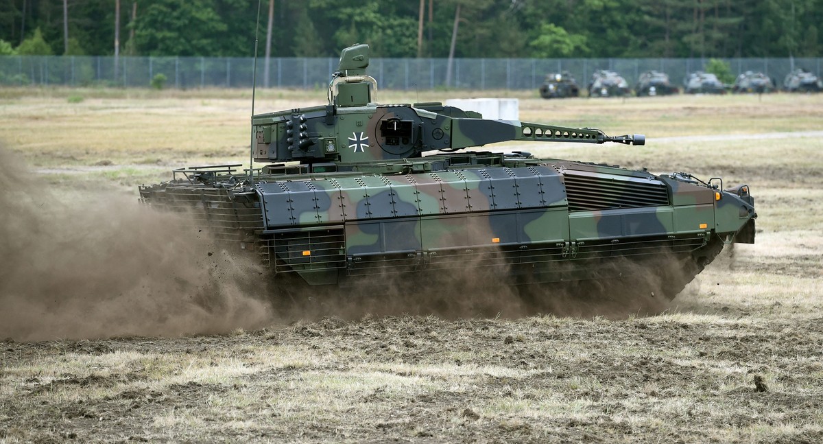 epa04816609 The German Army's new 'Puma' infantry fighting vehicle (IFV) is officially presented on the testing grounds of the Defence technology company Rheinmetall in Unterluess, Germ ...