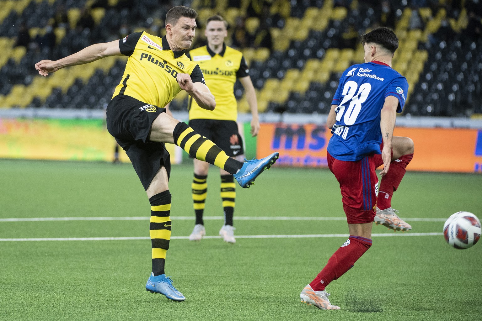 YBs Christian Fassnacht, links, trifft gegen Basels Raoul Petretta zum 1-0 im Fussball Meisterschaftsspiel der Super League zwischen den Berner Young Boys und dem FC Basel, am Samstag, 8. Mai 2021, im ...