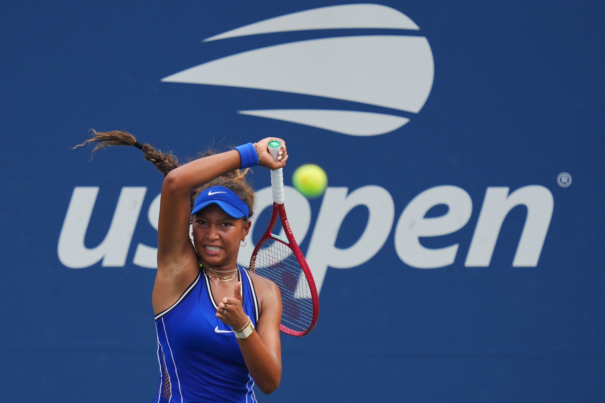 Thea Frodin, of the United States, returns the ball to Elena Rybakina, of Kazakhstan, during the first round of the U.S. Open tennis championships Tuesday, Sept. 1, 2026, in New York. (AP Photo/Kirsty ...