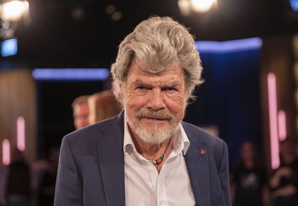 ARCHIV - 15.09.2023, Nordrhein-Westfalen, Köln: Reinhold Messner, Bergsteiger, steht nach der Aufzeichnung der WDR Talkshow «Kölner Treff» im Studio. (zu dpa "Nach Messners Titelverlust: Nachfolg ...