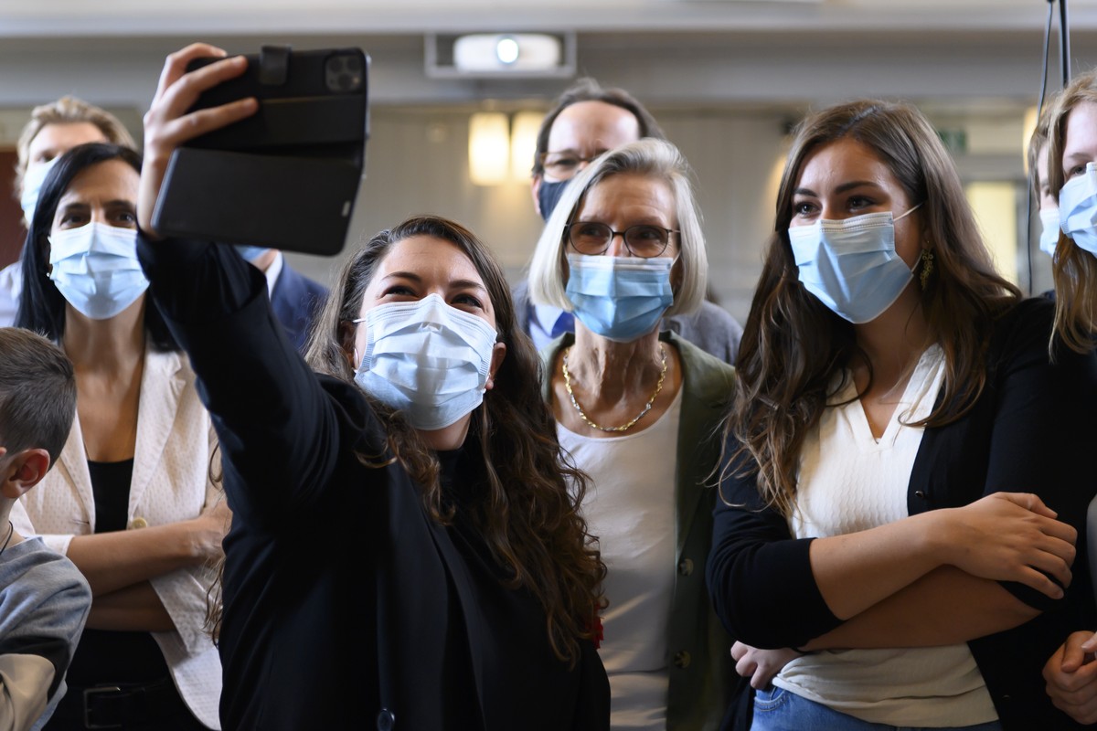 Nationalraetin Tamara Funiciello, SP-BE, mitte-links, nimmt eine Selfie mit Prisca Birrer-Heimo, SP-LU, Mitte-rechts, und Samira Marti, SP-BL, rechts, im Hauptquartier in der Aula des Progr, in Bern,  ...