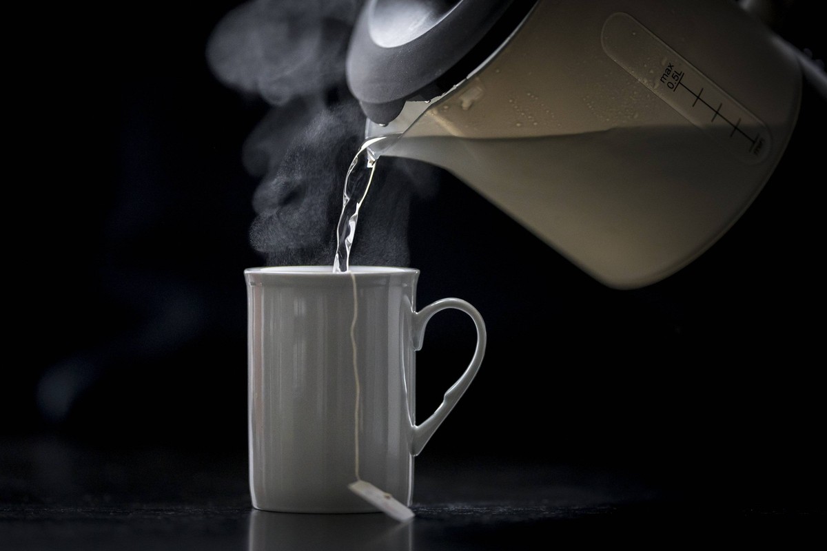 Heisses Wasser wird von einem Wasserkocher in eine Tasse mit einem Teebeutel gegossen. Berlin, 05.02.2019. Berlin Deutschland *** Hot water is poured from a kettle into a cup with a tea bag Berlin 05  ...