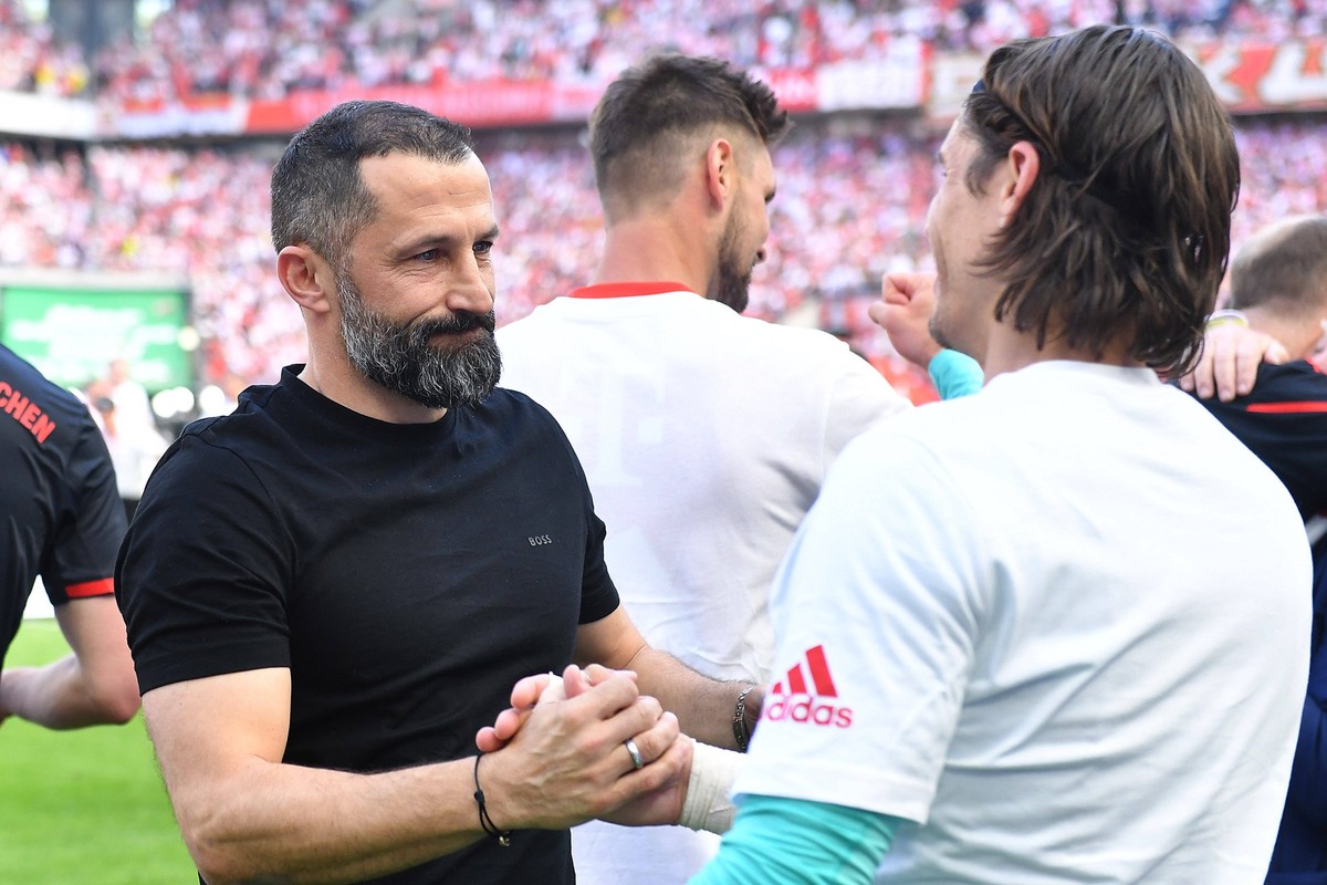 Fußball 1. Bundesliga 34. Spieltag 1. FC Köln - FC Bayern München am 27.05.2023 im RheinEnergieStadion in Köln Hasan Salihamidzic Sportvorstand München , links - Yann Sommer München , rechts DFL regul ...