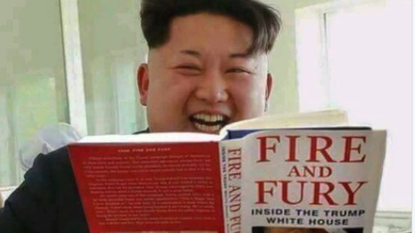 Bildmontage: Kim lacht bei der Lektüre von «Fire and Fury».&nbsp;