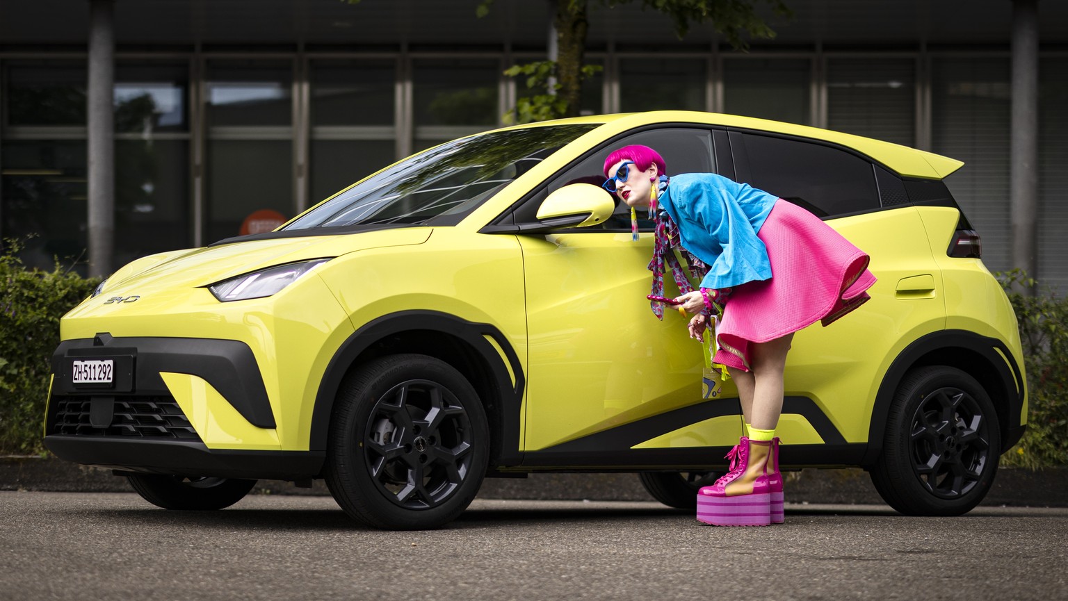 KEYPIX - Eine Person betrachtet einen ausgestellten BYD Dolphin Surf waehrend einer Praesentation von BYD Elektrofahrzeugen, am Mittwoch, 21. Mai 2025 in Zuerich. (KEYSTONE/Michael Buholzer)