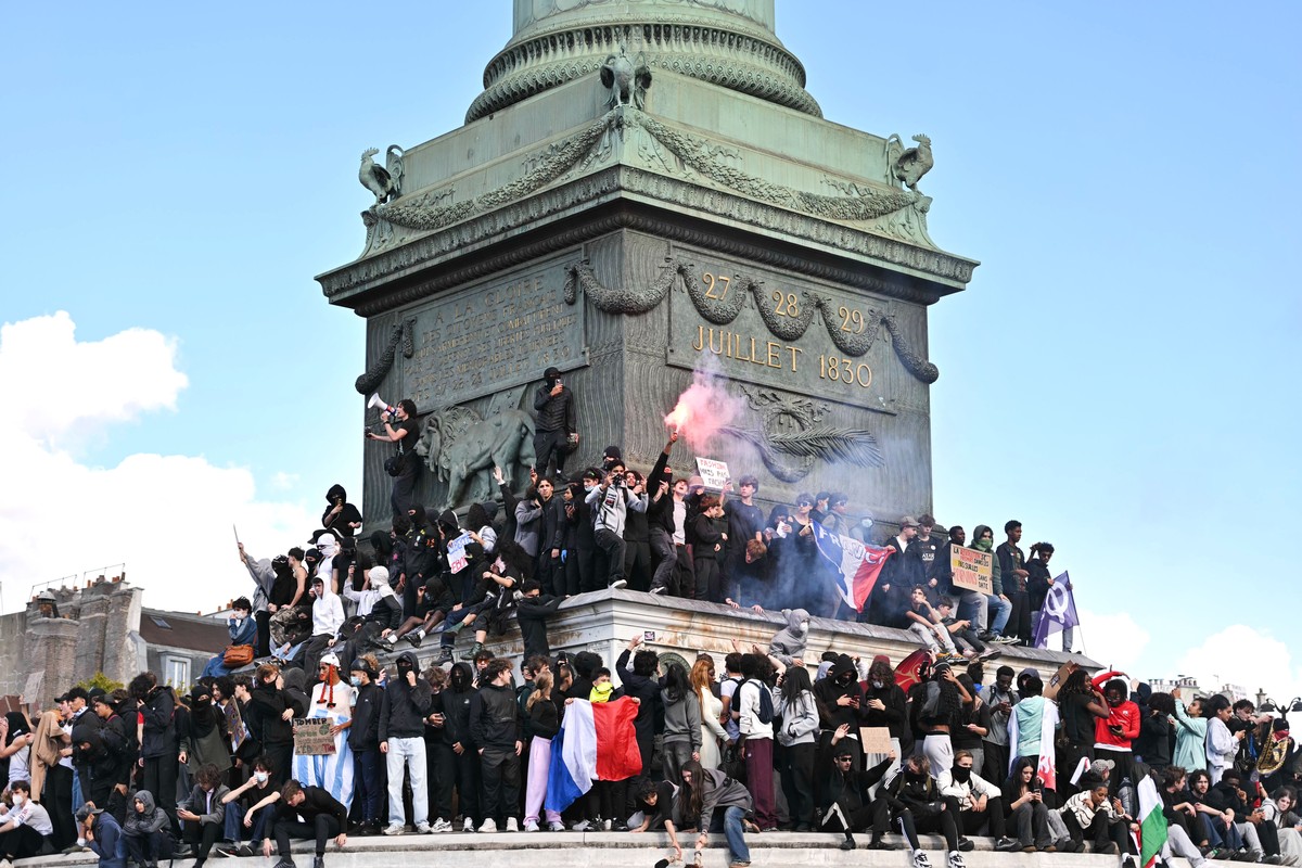 KEYPIX - epa13289818 Protesters gather at Bastille square during a demonstration over school conditions in Paris, France, 08 October 2026. A wave of nationwide protests by high school students has bee ...