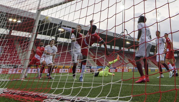 Thuns Chris Kablan, Mitte, schiesst ein Tor (2-0), im Fussball Meisterschaftsspiel der Super League zwischen dem FC Thun und dem Servette FC, am Mittwoch, 22. Juli 2020 in der Stockhorn Arena in Thun. ...