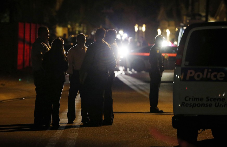 Polizisten vor dem Haus in Phoenix, in dem die Bluttat geschah.