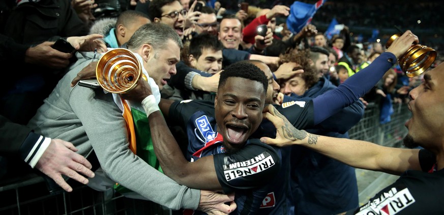 Serge Aurier, hier im April nach dem Gewinn des französischen Cups, hat Ärger mit der Polizei.