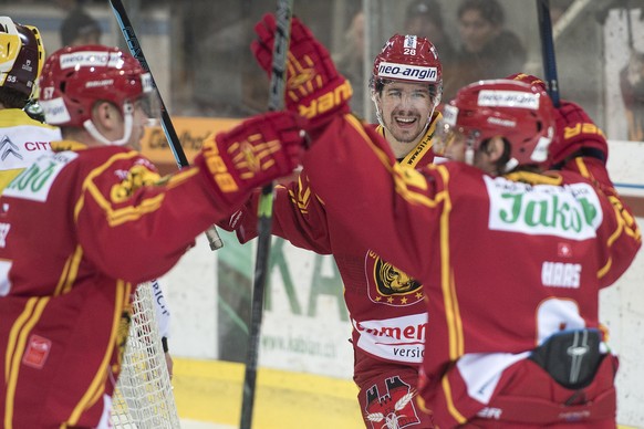 Die Tigers Rostislav Olesz, Yannick-Lennart Albrecht und Lukas Haas (von links) jubeln.