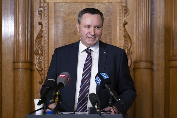 Staenderat Werner Salzmann, SVP-BE, Praesident SiK-SR, spricht am Point de presse der Sicherheitspolitischen Kommission des Staenderates SiK-SR ueber das Kriegsmaterialgesetz, am Donnerstag, 11. Mai 2 ...