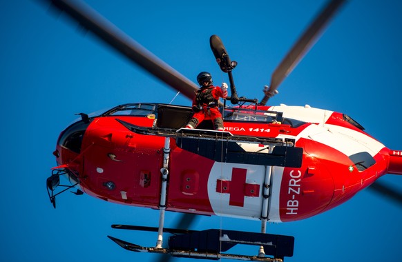 HANDOUT - Symbolbild - Die Rega im Einsatz mit einer Rettungswinde - Ein Rettungshelikopter der Rega stand gestern am spaeten Nachmittag am Zuercher Uetliberg im Einsatz. Ein 14-jaehriges Maedchen war ...