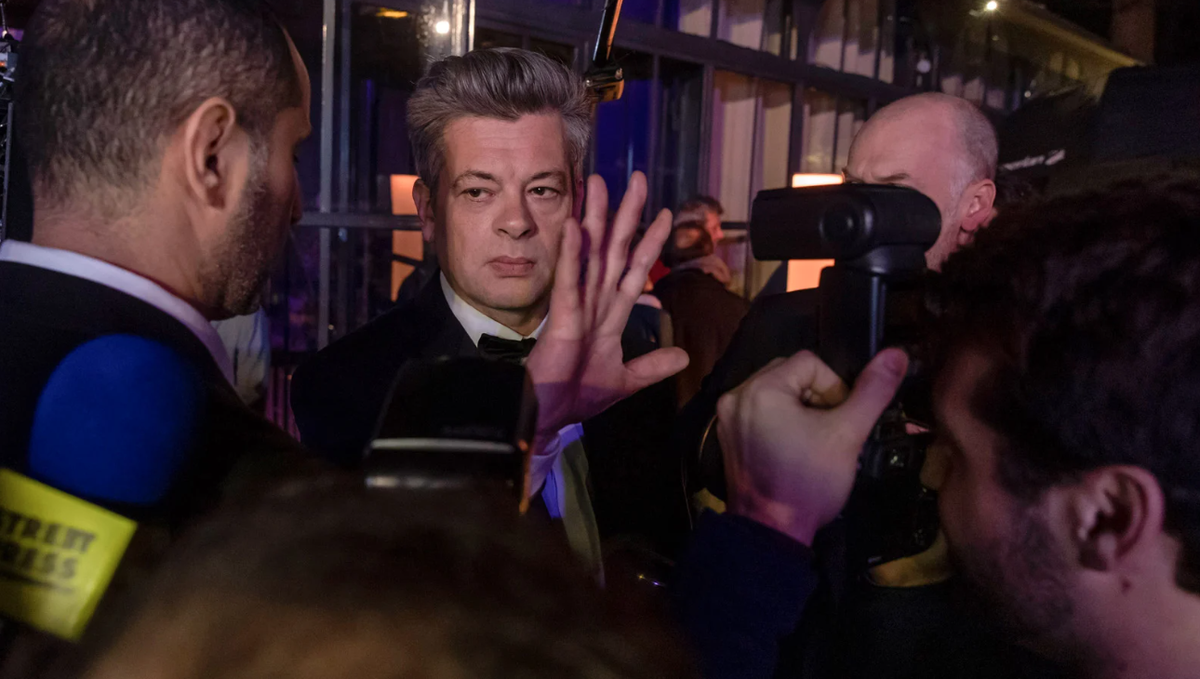 Benjamin Biolay interprète un président d'un club de football dans la série "La Fièvre".