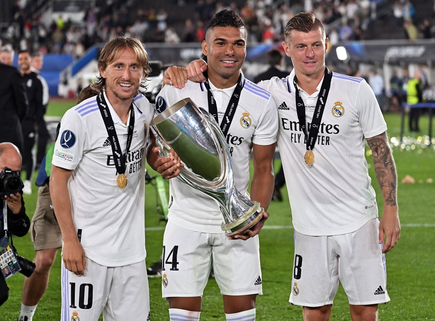 10.08.2022, xjhx, Fussball UEFA Supercup 2022, Eintracht Frankfurt - Real Madrid emspor, v.l. Luka Modric Real Madrid, Casemiro Real Madrid, Toni Kroos Real Madrid mit dem Pokal DFL/DFB REGULATIONS PR ...