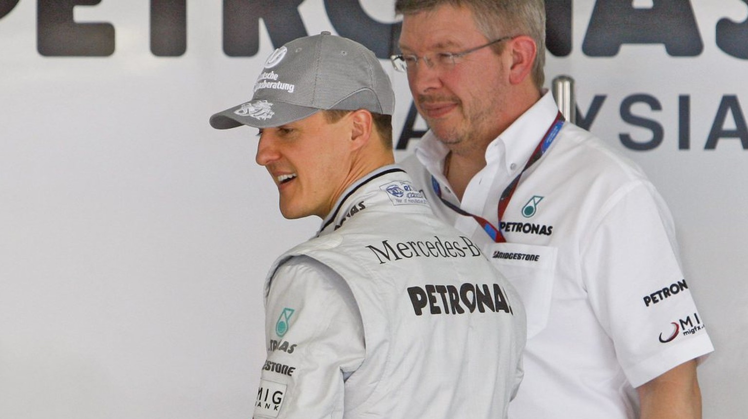 epa02074969 German Formula One driver Michael Schumacher (L) of Mercedes GP talks to Mercedes GP team principal, Britain&#039;s Ross Brawn inside the team&#039;s garage at the Bahrain International Ci ...