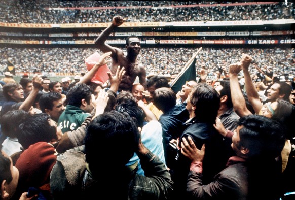 JAHRHUNDERTRUECKBLICK SPORT === FUSSBALL WM MEXICO 1970 FINALE PELE === Umbrandet vom Beifall der 100&#039;000 Zuschauer im Aztekenstadion von Mexiko City wird Brasiliens &quot;schwarze PerleÒ Pele vo ...