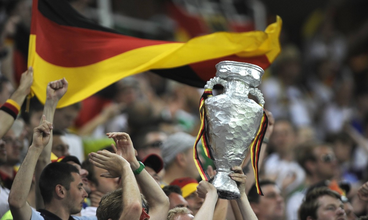 Bildnummer: 10807859 Datum: 17.06.2012 Copyright: imago/Sven Simon
deutsche Fans,Fussballfans mit Attrappe des Pokals,Troph