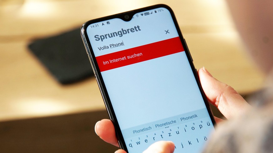 Beginnt man zu tippen, erkennt das Smartphone, was man tun möchte: etwa eine Suche im Web starten, jemanden anrufen oder eine Textnachricht senden.