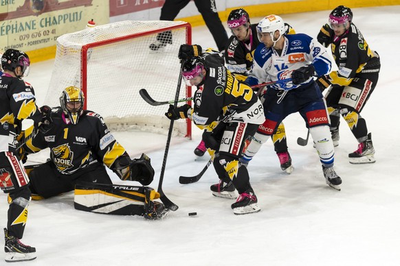 Ajoies Alain Birbaum, Mitte, klaert gegen Zuerichs Chris Baltisberger, zweiter von rechts, beim Eishockey-Qualifikationsspiel der National League zwischen dem HC Ajoie und den ZSC Lions in der Raiffei ...