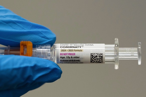 FILE - A pharmacist holds a Pfizer and BioNTech COVID-19 vaccine shot on Thursday, April 24, 2025, in Portland, Ore. (AP Photo/Jenny Kane, File)
Be Well-Summer Colds