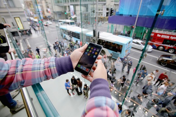 Warten auf das iPhone in einem Apple-Store in Sydney: In Australien kommt das neue Smartphone wegen der Zeitdifferenz als erstes in den Laden.