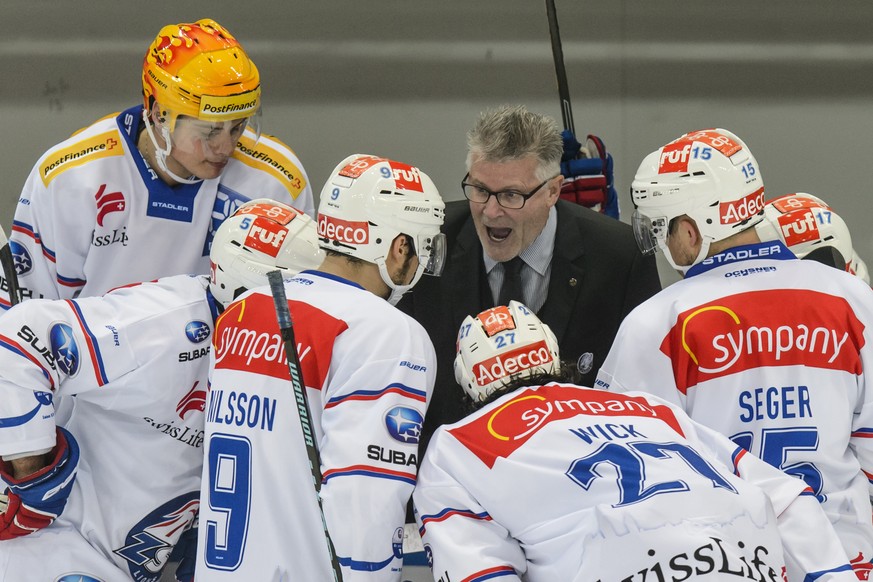 L&#039;entraineur des ZSC Lions, Marc Crawford, centre, donne des consignes a ses joueurs lors du match du championnat suisse de hockey sur glace de National League A, entre le Lausanne Hockey Club, L ...