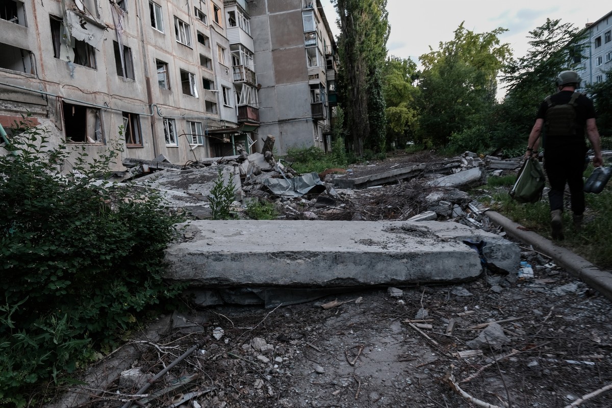 epa12170503 A street in the Ukrainian city of Myrnohrad on the Pokrovsk (Donetsk) frontline is completely shelled, 11 June 2025. The city has been heavily besieged for months by Russian troops, who ar ...