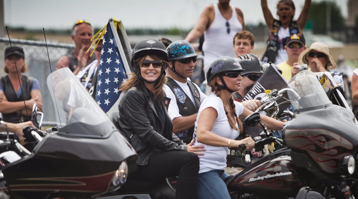 epa02757917 Former Republican Vice Presidential candidate Sarah Palin hops on a motorcycle in the parking lot of the Pentagon at the start of Rolling Thunder's annual "Ride For Freedom" ...