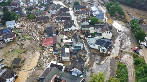 ABD0053_20210715 - SCHULD - DEUTSCHLAND: 15.07.2021, Rheinland-Pfalz, Schuld: Die mit einer Drohne gefertigte Aufnahme zeigt die Verw