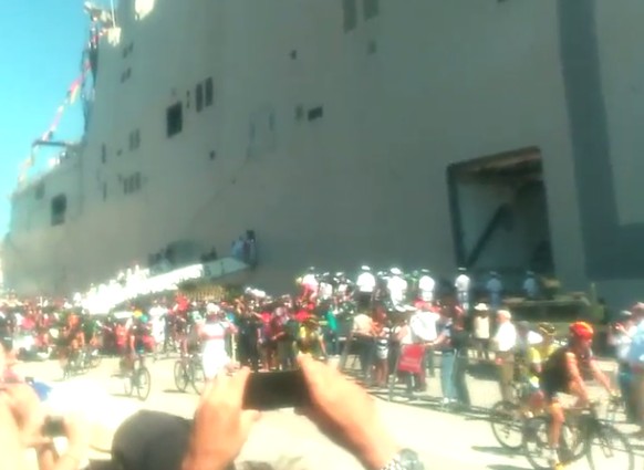 Durch die Ladeluke verlassen die Fahrer das Schiff und begeben sich auf die 198 Kilometer von Cadiz nach&nbsp;Arcos De La Frontera.