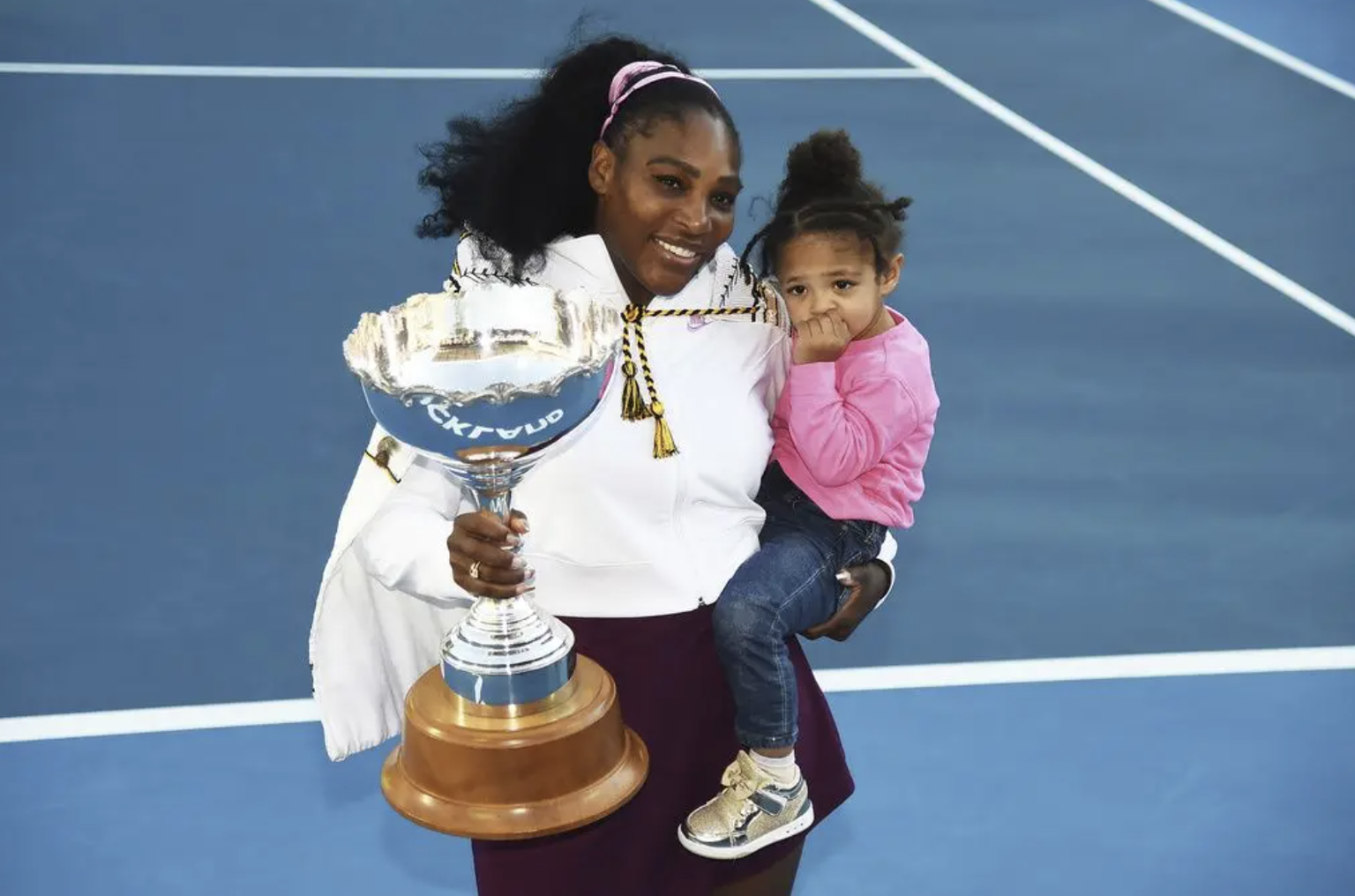 Serena Williams ist die bekannteste Tennismutter. 2020 posiert sie nach einem Turniersieg in Neuseeland mit Tochter Olympia und Trophäe.