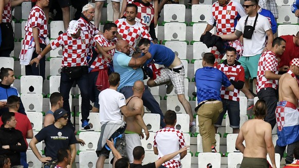 Kroatische Fans sorgen fÃ¼r Tumulte: Hat der Vorfall weitere Konsequenzen?
Laut ersten GerÃ¼chten waren die Petardenwerfer aus dem Umfeld von Hajduk Split und wollen mÃ¶glicherweise die Disqualifikati ...