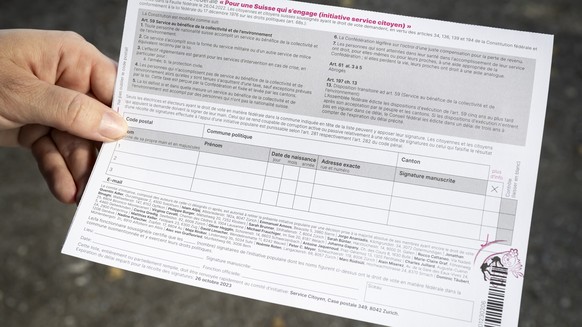 Noemie Roten, Direktorin Association Service Citoyen, posiert fuer den Fotografen mit einem Sammelbogen fuer die Unterschriftensammlung fuer die Service Citoyen-Initiative, am Mittwoch, 4. September 2 ...