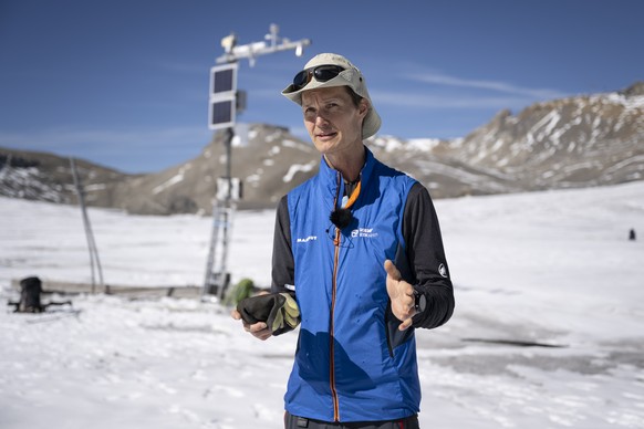 Matthias Huss, glaciologue a l&#039;Ecole polytechnique de Zurich (ETH Zurich), parle aux journalistes devant une station meteorologique automatique lors du releve des mesures du bilan de masse pour d ...